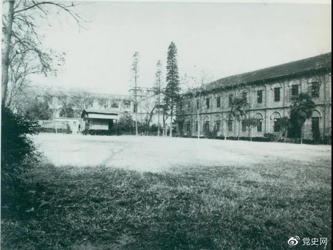 　　1927年3月18日，毛澤東出席在武昌舉行的河南武裝農(nóng)民代表大會(huì)，并作湖南農(nóng)運(yùn)狀況報(bào)告。圖為大會(huì)會(huì)場(chǎng)——武昌農(nóng)講所大操場(chǎng)。